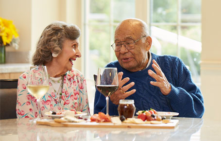 landingpage4-img2 Senior Couple dining